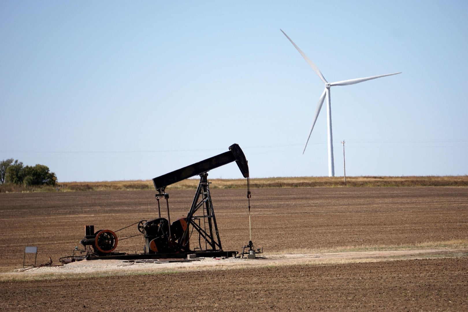 pumpjack-4568766_1920